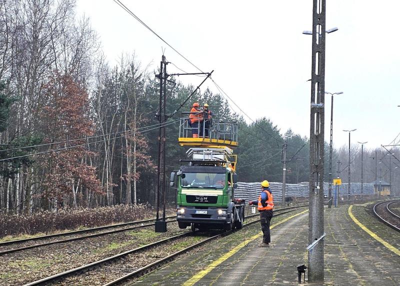 pkp-plk-08-Demontaz_sieci_trakcyjnej_w_stacji_Sobow__fot._Pawel_Babiarz-02