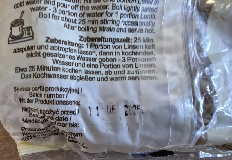 Przeterminowane produkty w sklepie w Lubaczowie (fot. KPP Lubaczów)