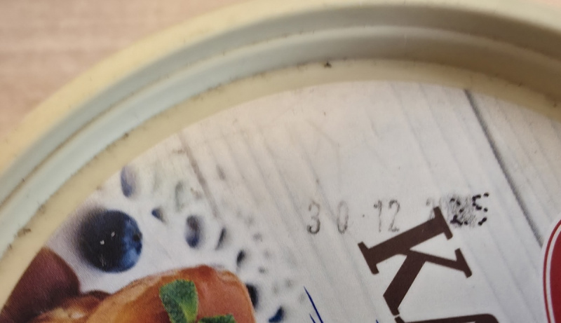 Przeterminowane produkty w sklepie w Lubaczowie (fot. KPP Lubaczów)