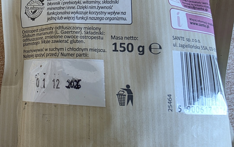 Przeterminowane produkty w sklepie w Lubaczowie (fot. KPP Lubaczów)