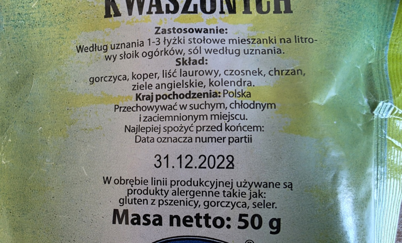 Przeterminowane produkty w sklepie w Lubaczowie (fot. KPP Lubaczów)