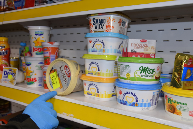 Przeterminowane produkty w sklepie w Lubaczowie (fot. KPP Lubaczów)