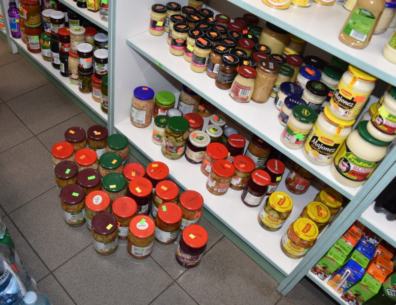 Przeterminowane produkty w sklepie w Lubaczowie (fot. KPP Lubaczów)
