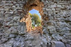 DR.0620.47.2025-Fragment-oczyszczonego-muru-zamkowego